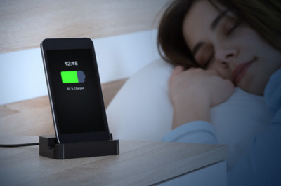 Có nên sạc pin iPhone qua đêm không? Apple trả lời thế nào?